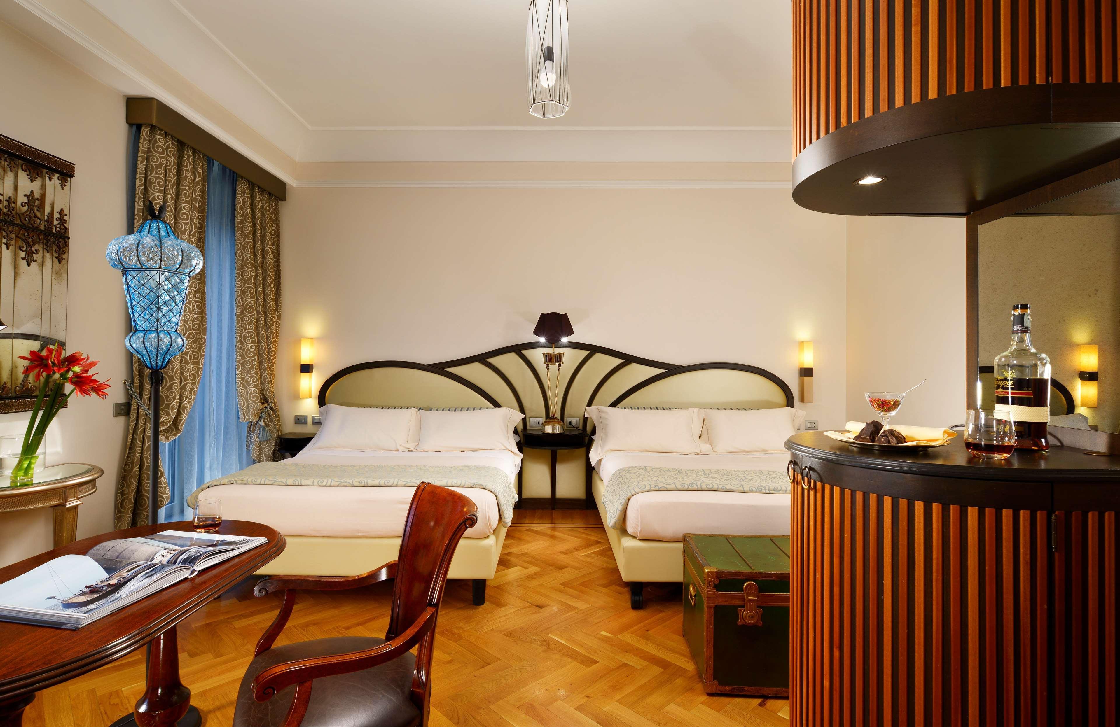 Grand Hotel Savoia Genova Esterno foto A room at the Excelsior