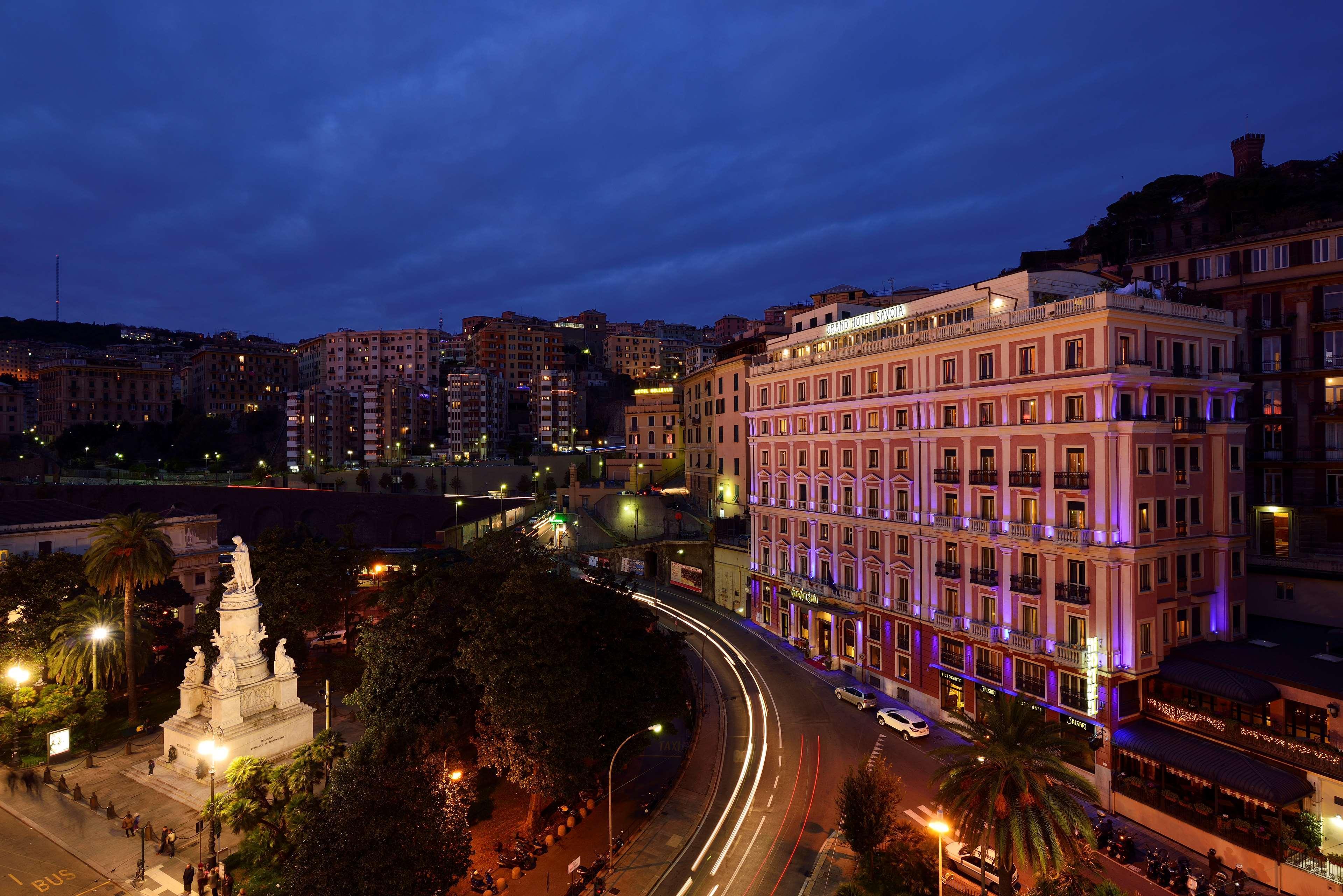Grand Hotel Savoia Genova Esterno foto The hotel at night