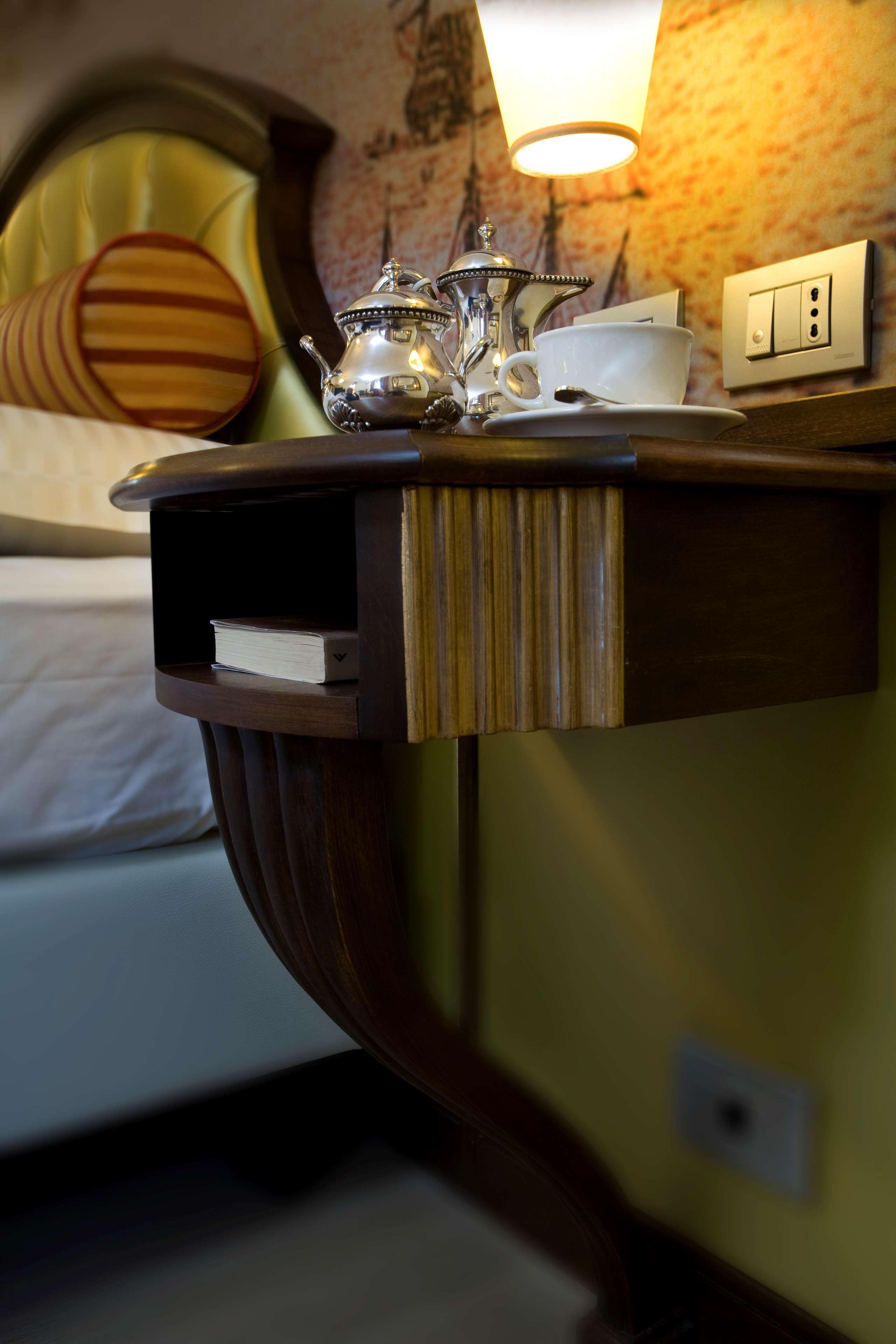Grand Hotel Savoia Genova Esterno foto A nightstand
