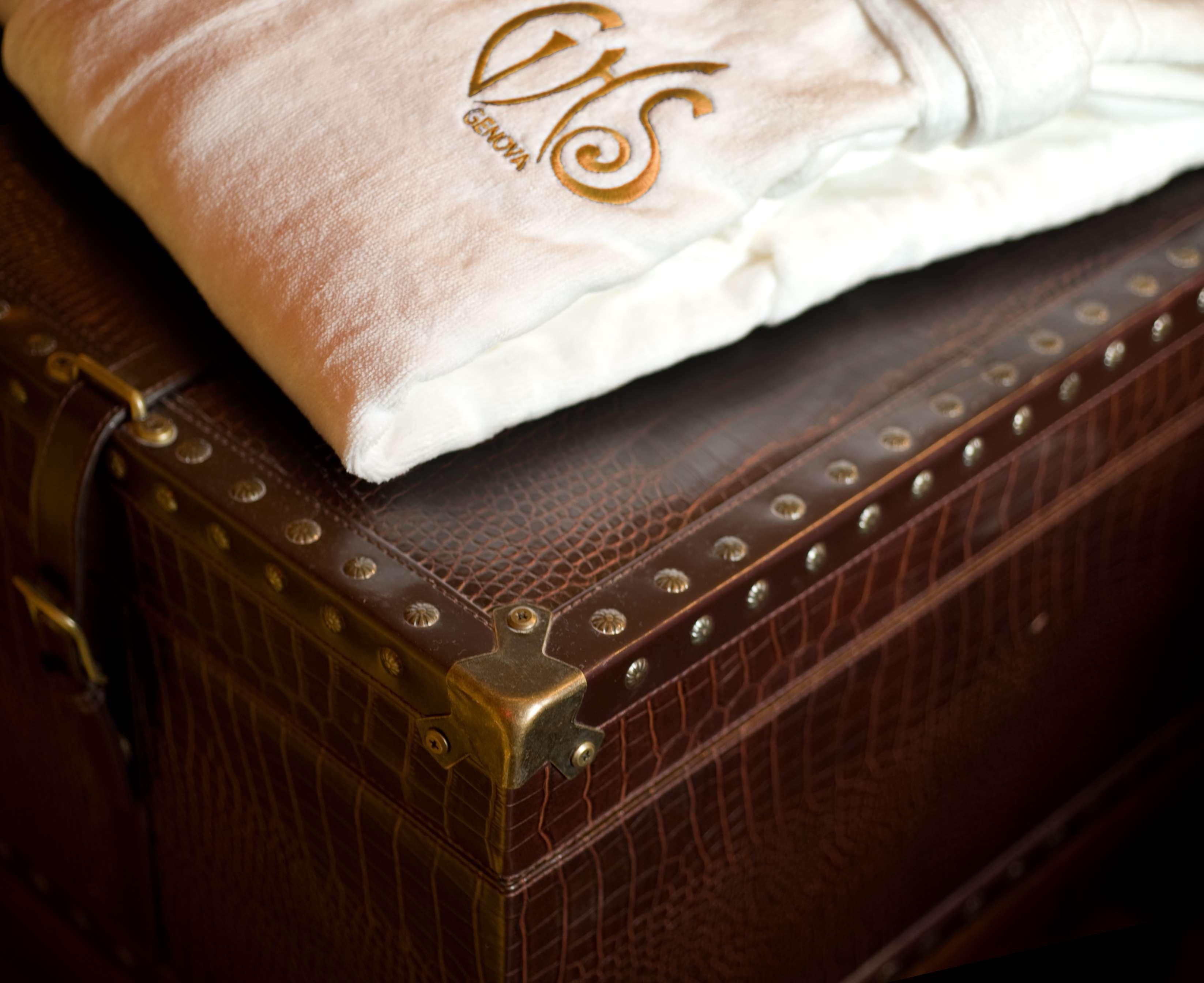 Grand Hotel Savoia Genova Esterno foto A leather trunk