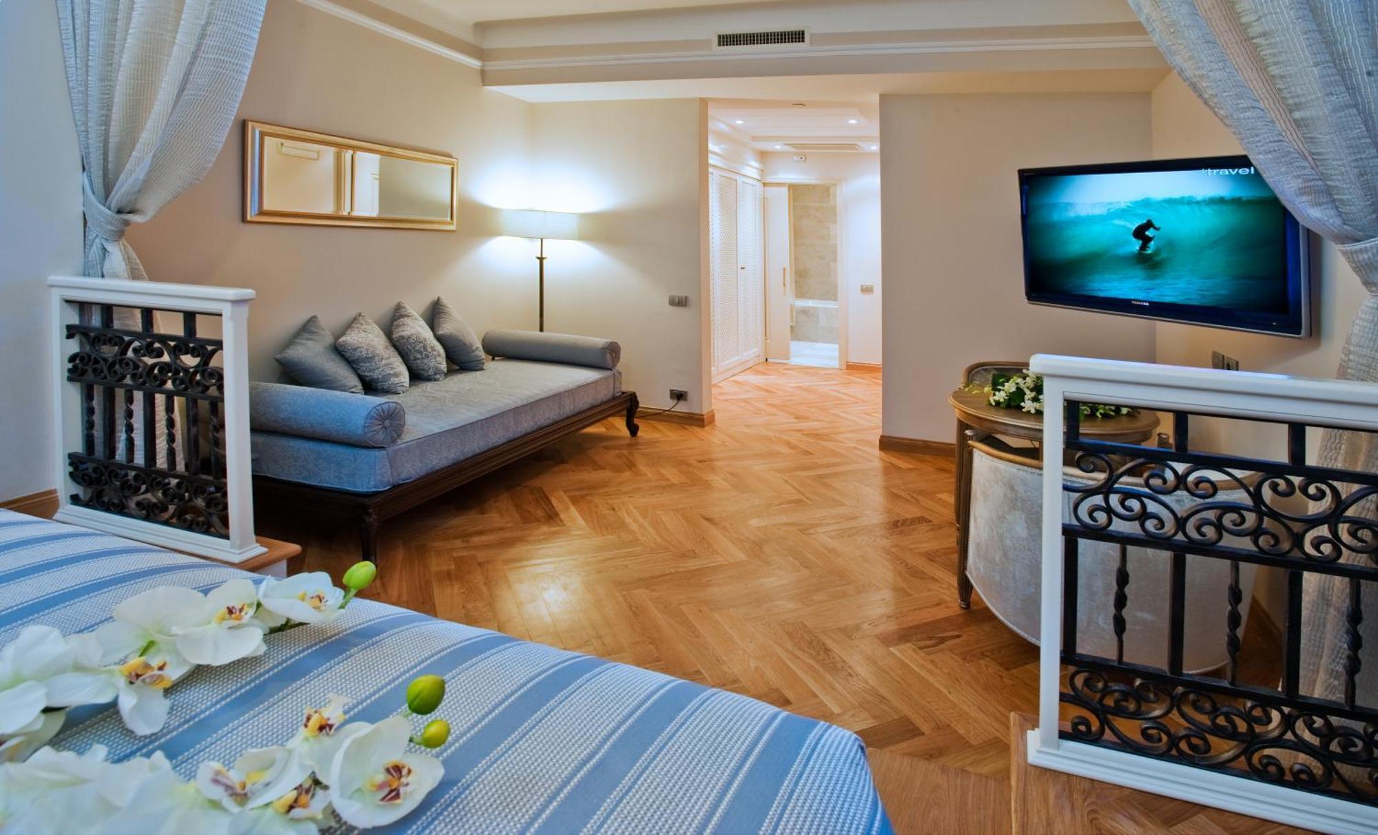 Grand Hotel Savoia Genova Camera foto A room at the hotel