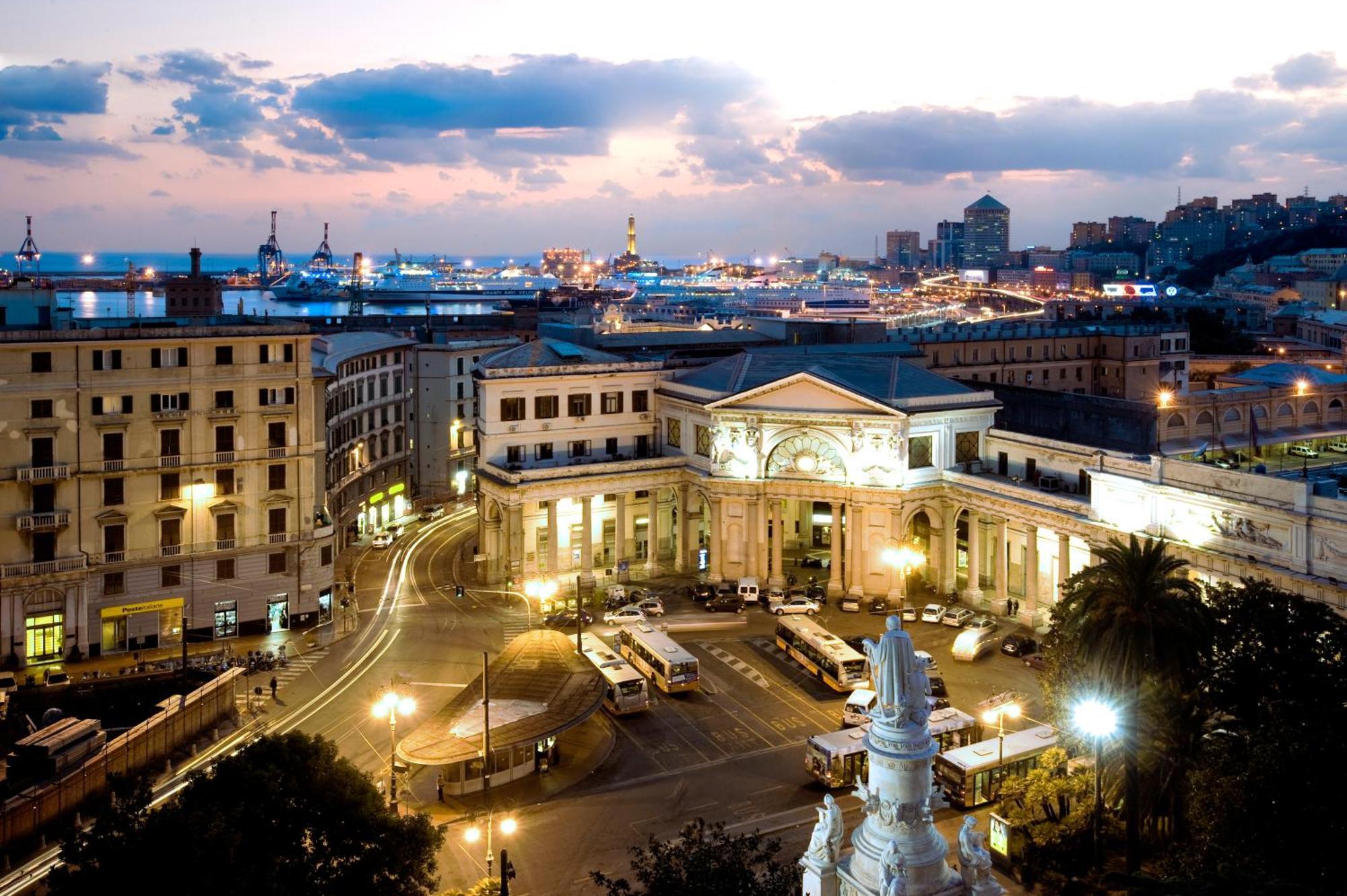 Grand Hotel Savoia Genova Esterno foto The port of Piraeus