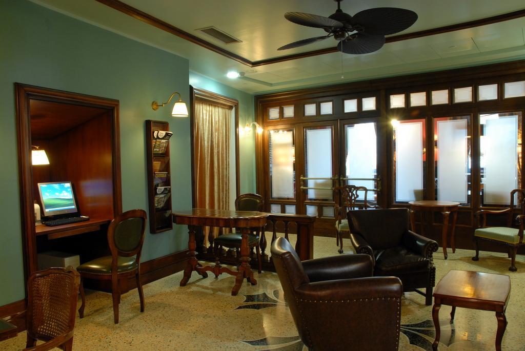 Grand Hotel Savoia Genova Esterno foto The library at the E and O 87 Club